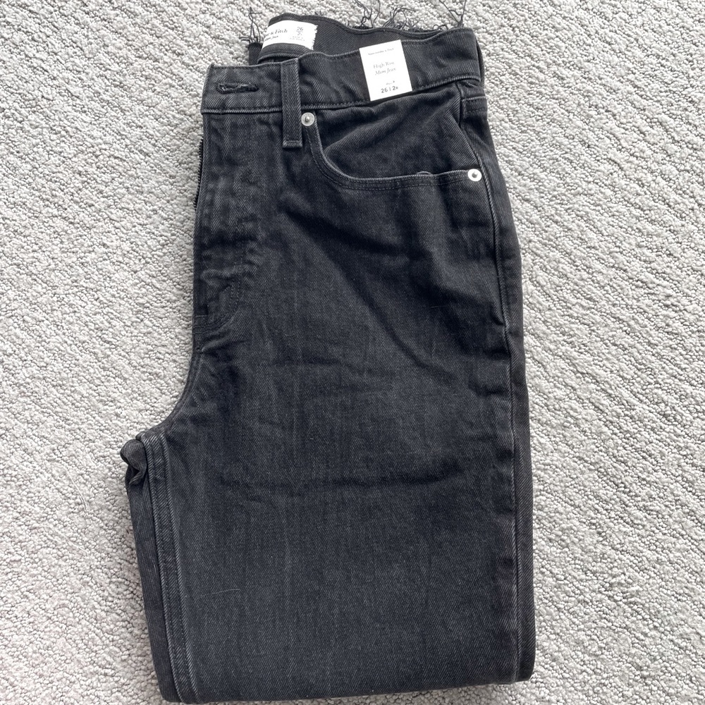 NWT Abercrombie high rise ankle mom jeans black ripped wash. Size 26.